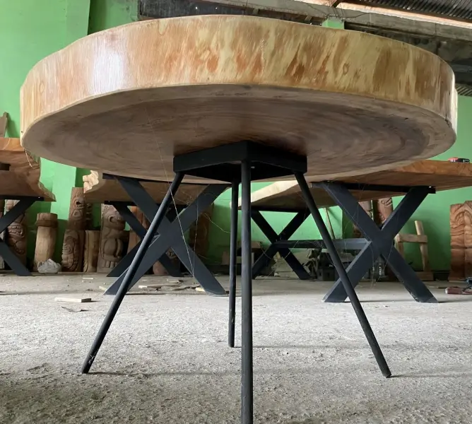 Artikelbild 6 des Artikels “Niedriger Naturholztisch rund aus Suar mit Metallbeinen Spider. 96cm Länge, 94cm Breite, 60cm Höhe. Tischplatte 10cm dick. “